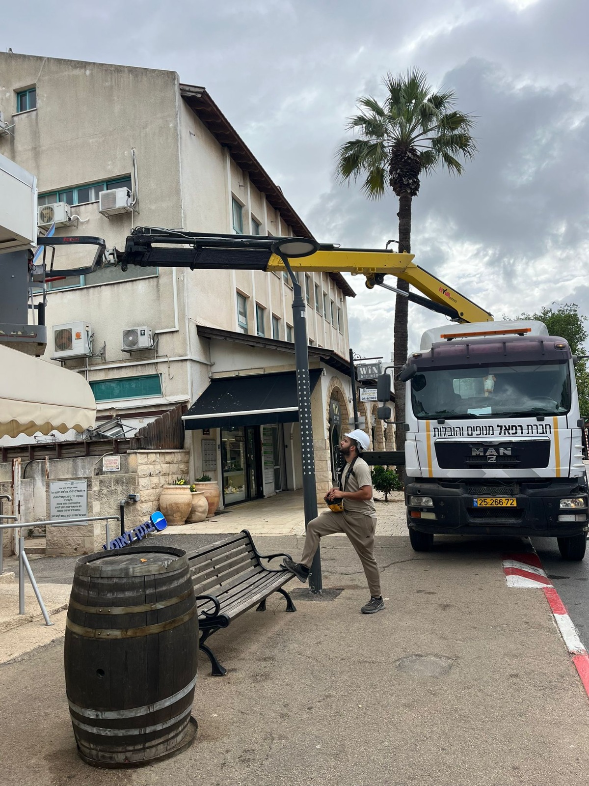 סל אדם בעבודת תחזוקה במרכז מסחרי