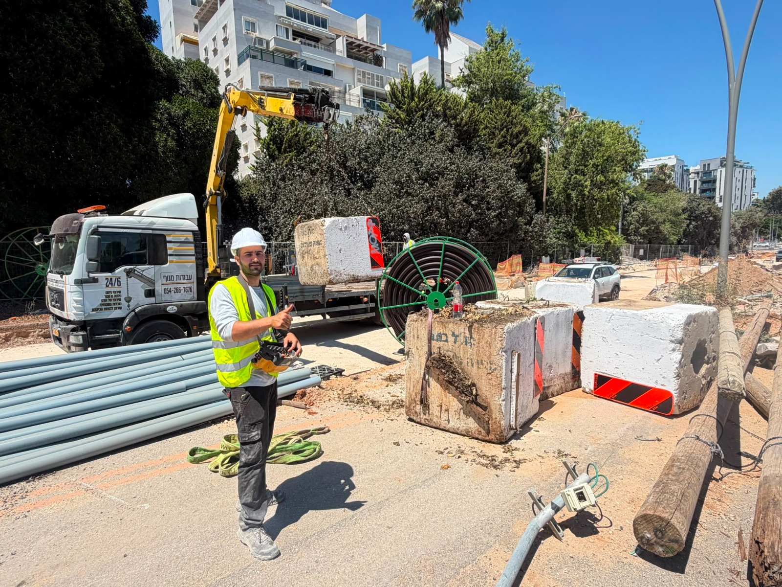 הזזת בלוקי בטון באתר תשתיות